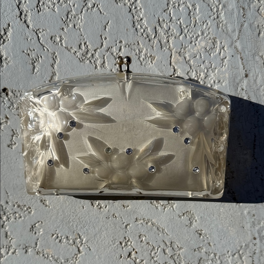 1950 Clear Lucite clutch with rhinestone detail and carved floral design - Picture 5 of 5